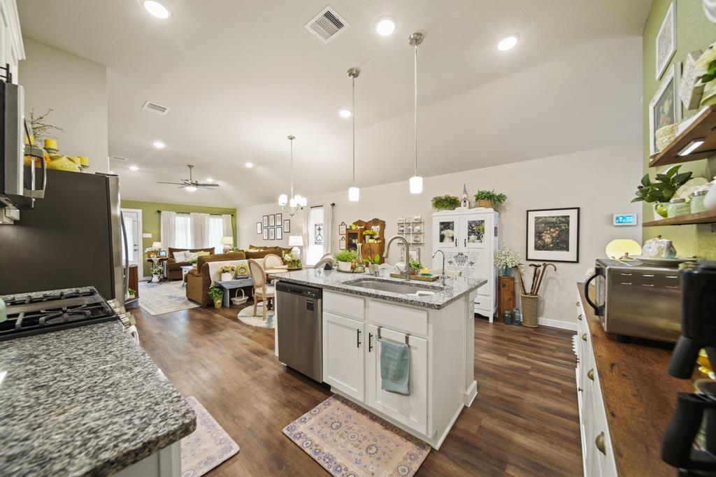 1174 Filly Creek Drive, Alvin, Texas image 6