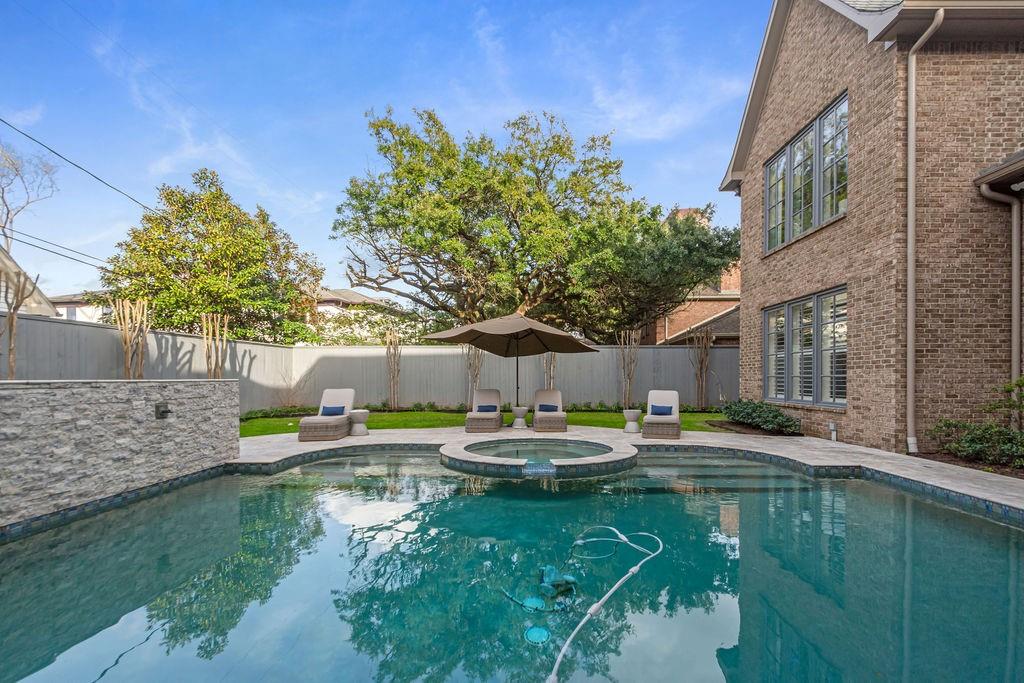 5262 Huckleberry Lane, Houston, Texas image 2