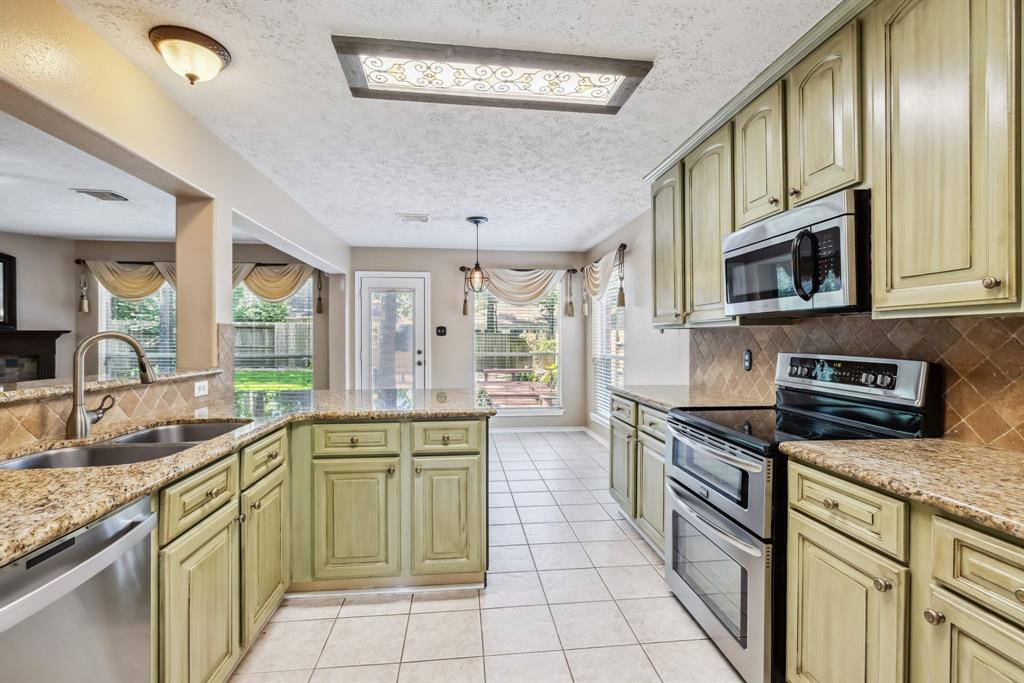 19 Almond Branch Place, The Woodlands, Texas image 17