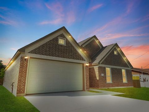 811 E Main Street La Porte TX 77571