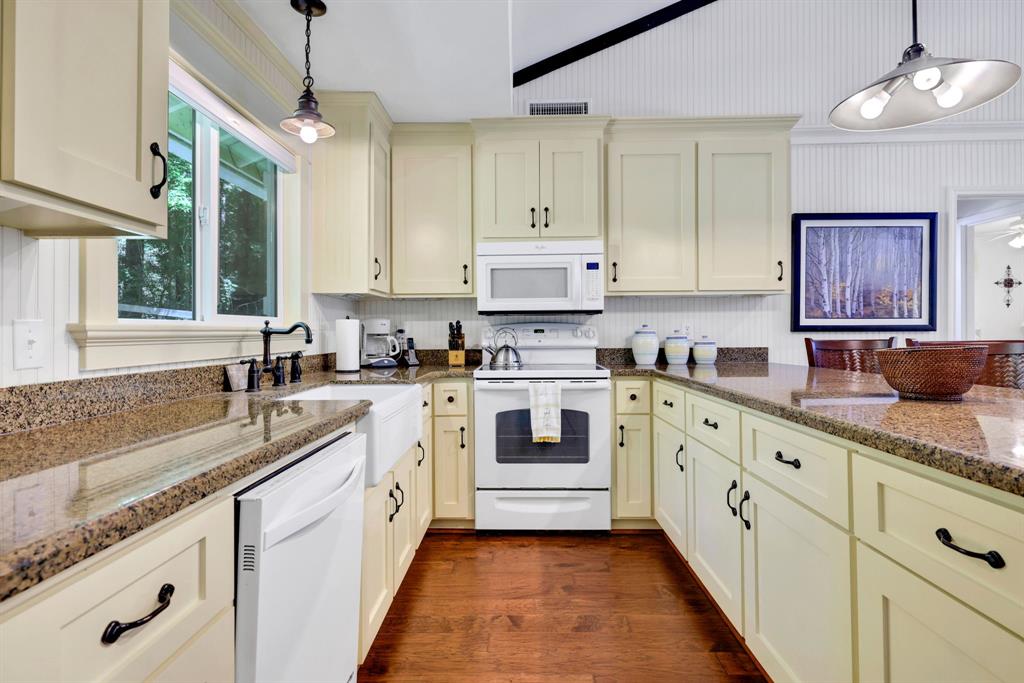 1251 Lakeview Estates Drive, Coldspring, Texas image 11