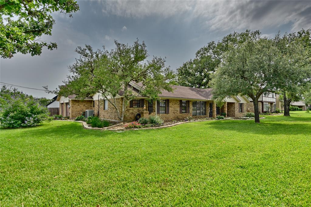 209 E Hacienda Street, Bellville, Texas image 3