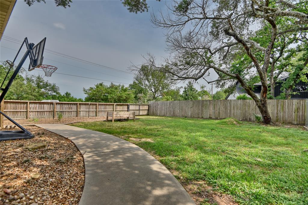 209 E Hacienda Street, Bellville, Texas image 4