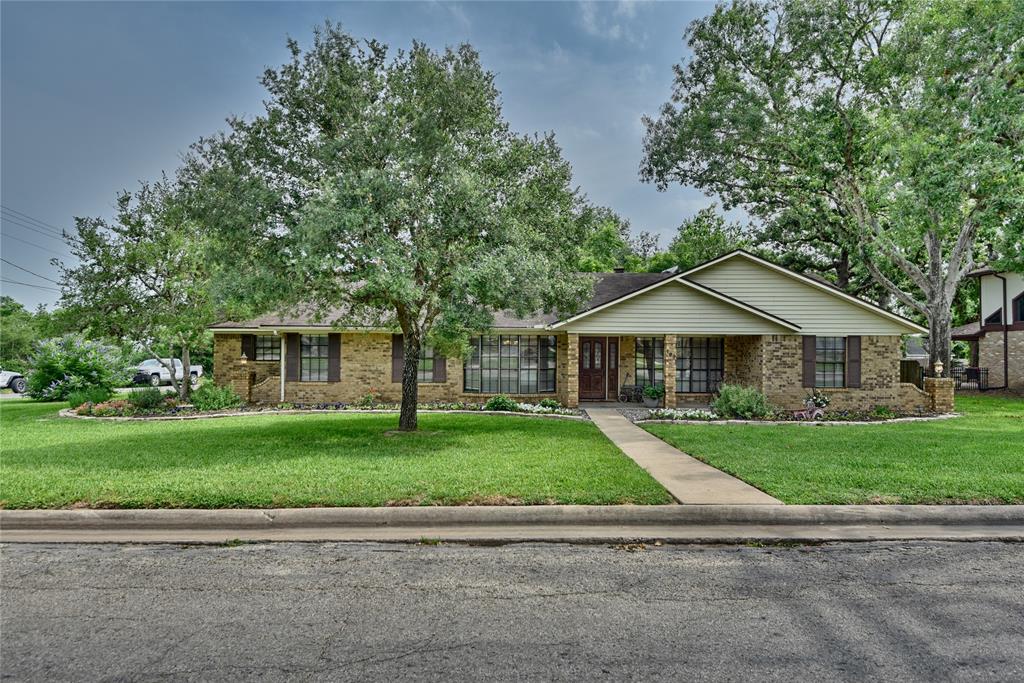 209 E Hacienda Street, Bellville, Texas image 1