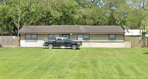 A home in Bacliff