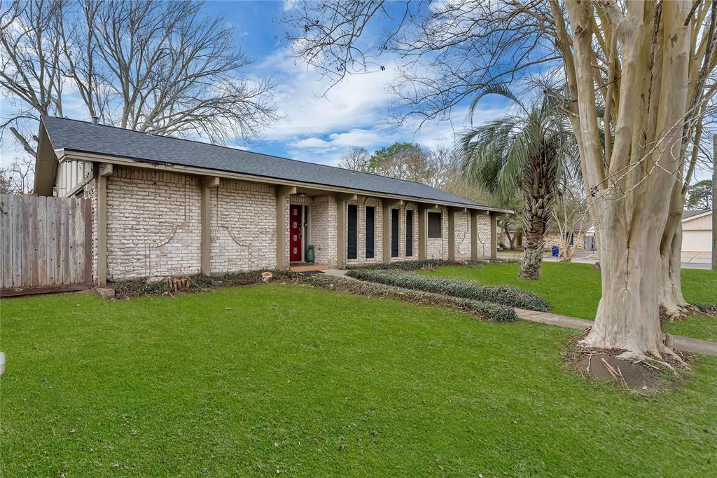 4004 Briarglen Drive, Dickinson, Texas image 2