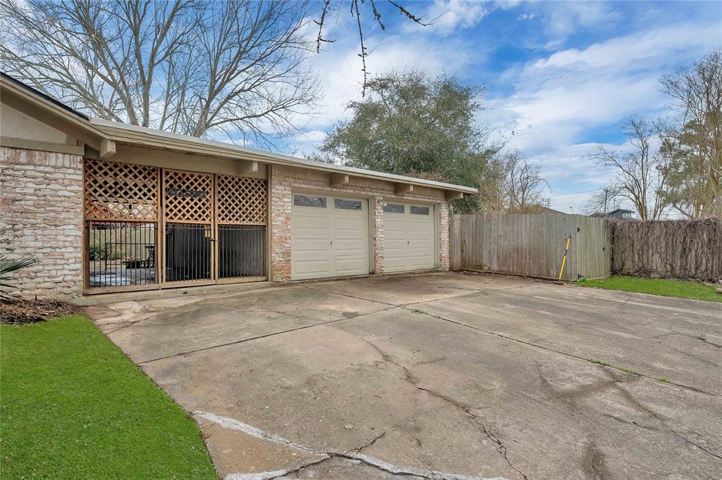 4004 Briarglen Drive, Dickinson, Texas image 31