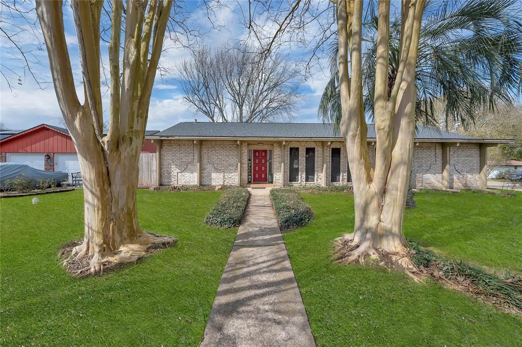 4004 Briarglen Drive, Dickinson, Texas image 1