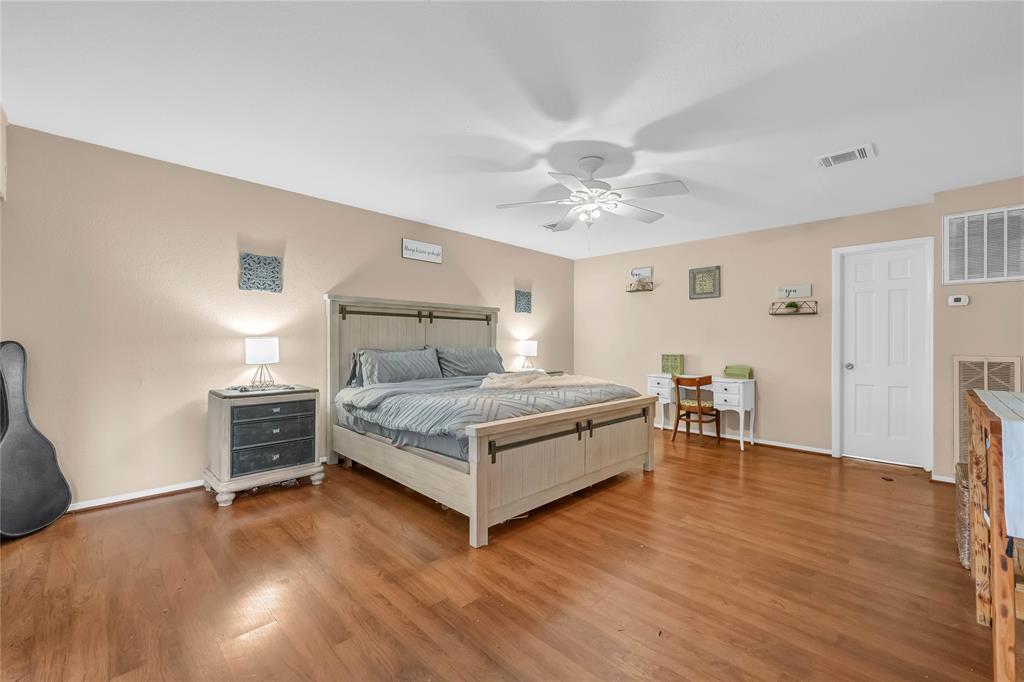4004 Briarglen Drive, Dickinson, Texas image 18