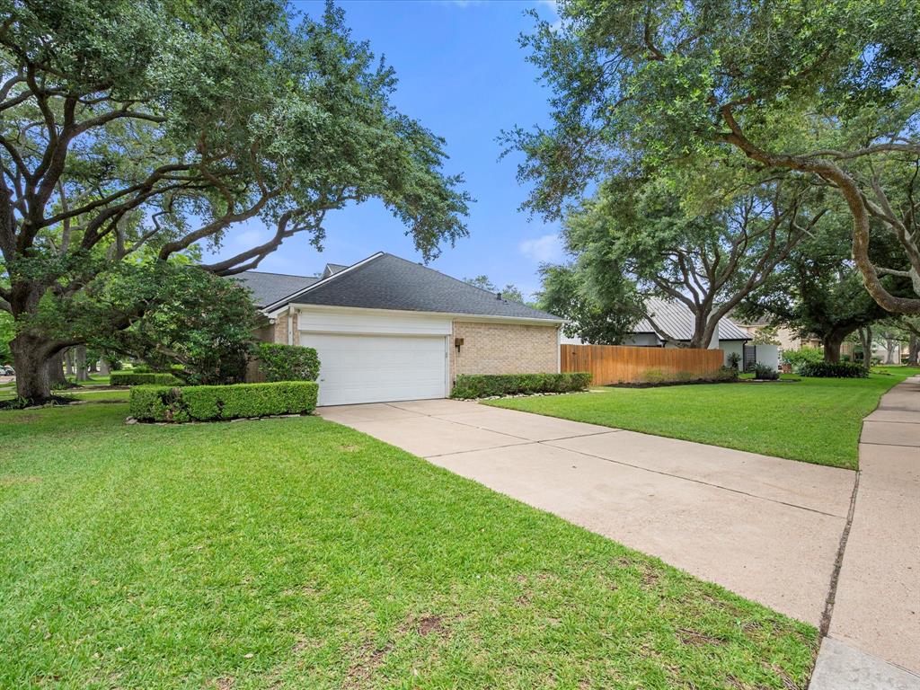 1735 Hodge Lake Lane, Sugar Land, Texas image 2