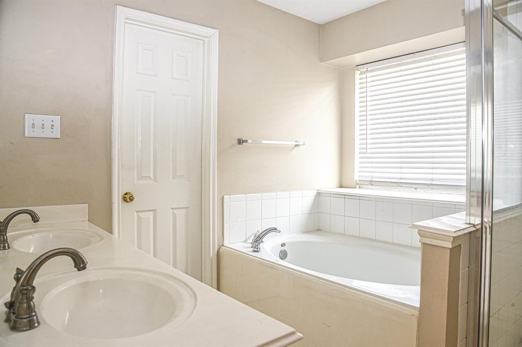 1611 Trail Oaks Court, Houston, New York image 13
