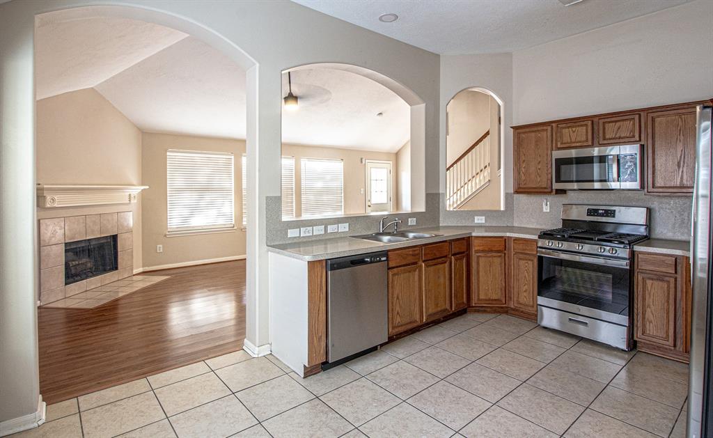 1611 Trail Oaks Court, Houston, New York image 8