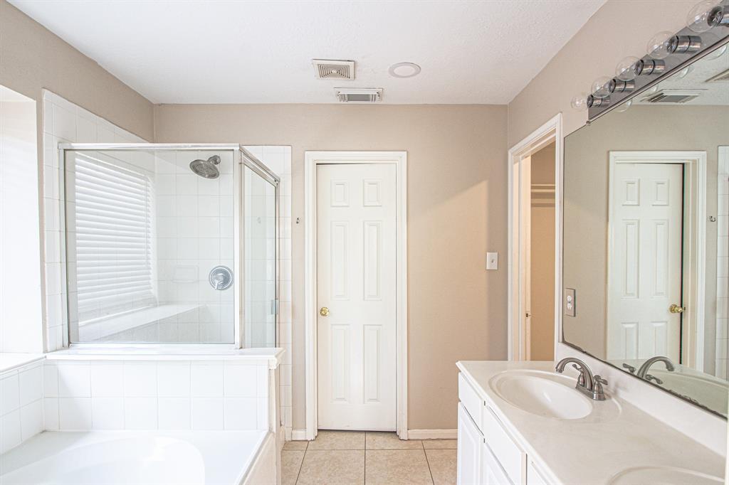 1611 Trail Oaks Court, Houston, New York image 12