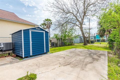 Single Family Residence in Galveston TX 3919 Ursuline 42.jpg