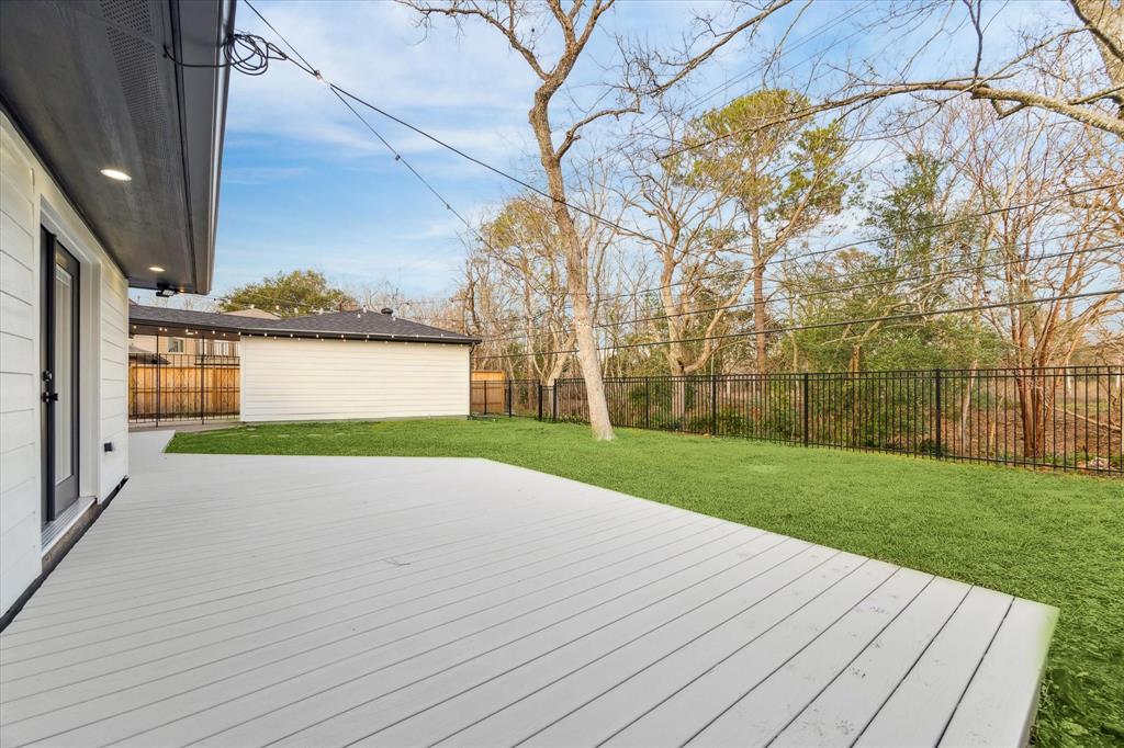 115 Blue Willow Drive, Houston, Texas image 30