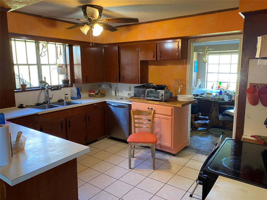 2138 Clifford Street, Alvin, Texas image 2