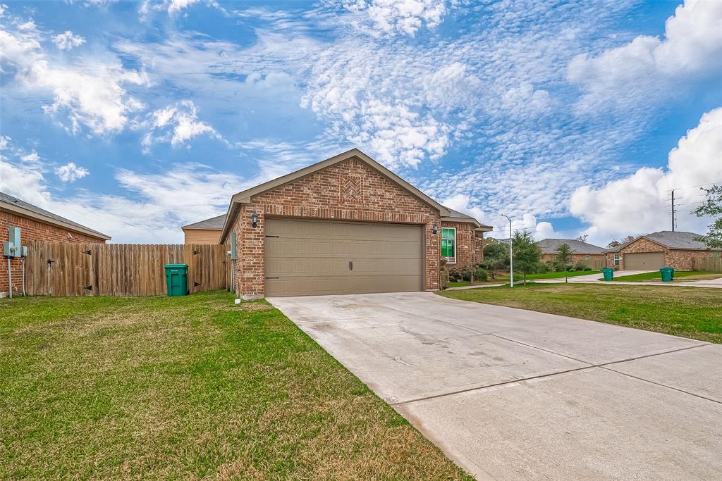 9915 Garnet Grove Drive, Rosharon, Texas image 4