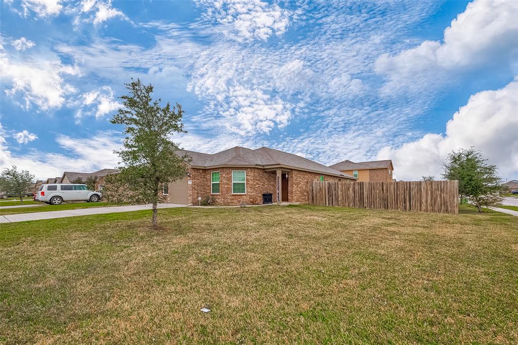 9915 Garnet Grove Drive, Rosharon, Texas image 3