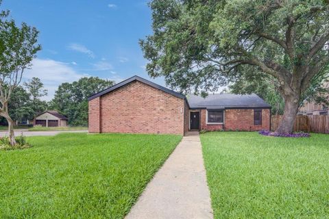 Single Family Residence in Houston TX 10114 Sagetrail Drive.jpg