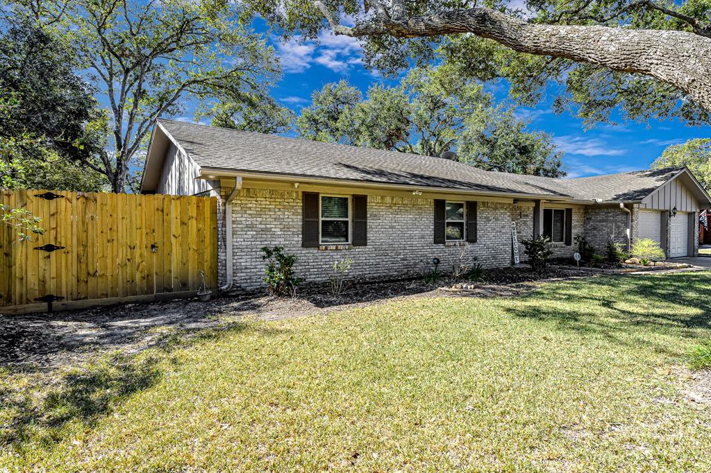 1305 Wallace Street, El Campo, Texas image 2