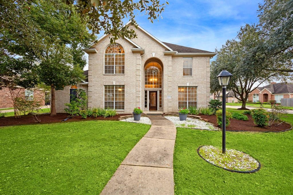 2109 Enchanted Lake Drive, League City, Texas image 1