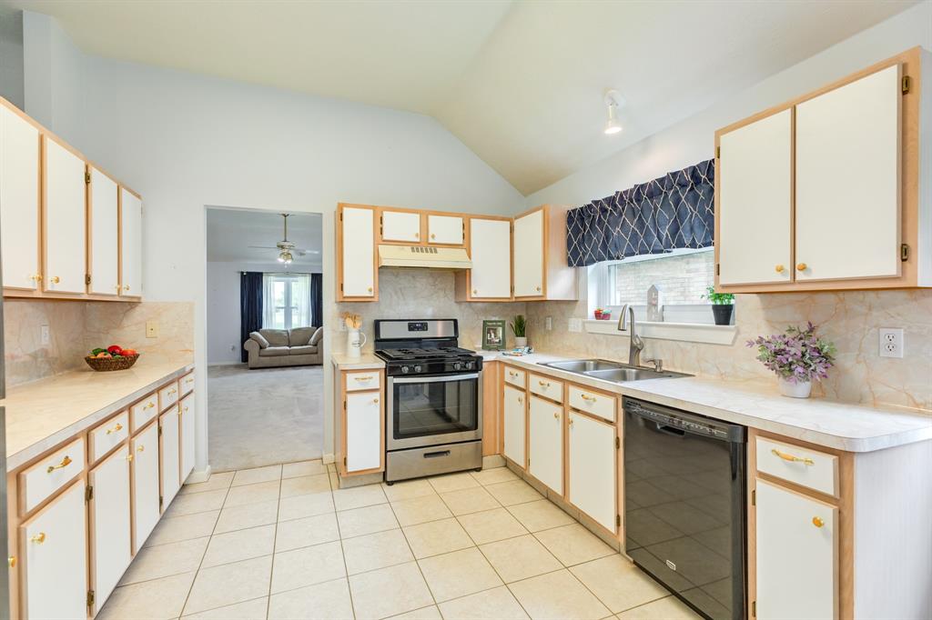 606 Redwood Bend Lane, Pearland, Texas image 15