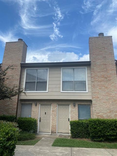 Townhouse in Houston TX 2100 Wilcrest Drive.jpg