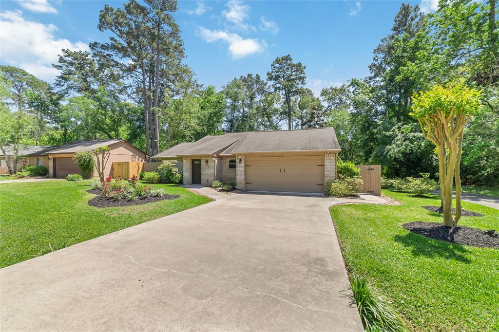 21 Riverbank Drive, The Woodlands, Texas image 2