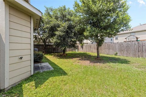 Single Family Residence in Houston TX 2718 Redwing Grove Way 23.jpg