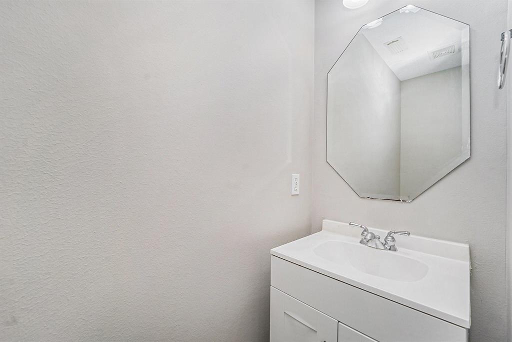 3711 Lake Breeze Lane, Crosby, Texas image 14