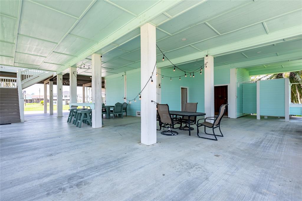 2585 Tide Drive, Crystal Beach, Texas image 2