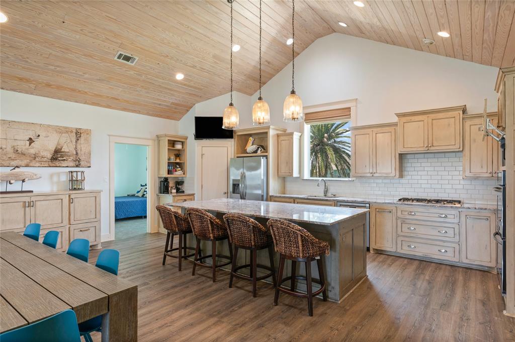 2585 Tide Drive, Crystal Beach, Texas image 5