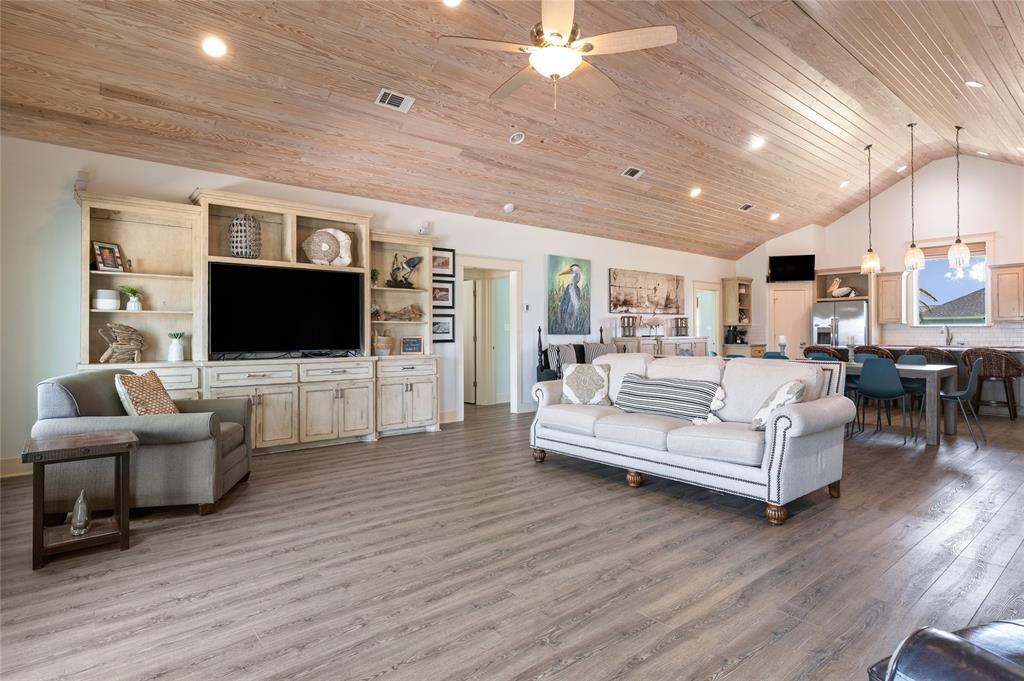2585 Tide Drive, Crystal Beach, Texas image 4
