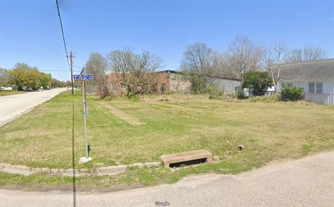 Photo of 328 1st Avenue N, Texas City, TX 77590 (MLS # 68707952)