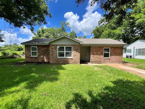 Photo of 1001 Mac Drive, Sweeny, TX 77480 (MLS # 2804173)