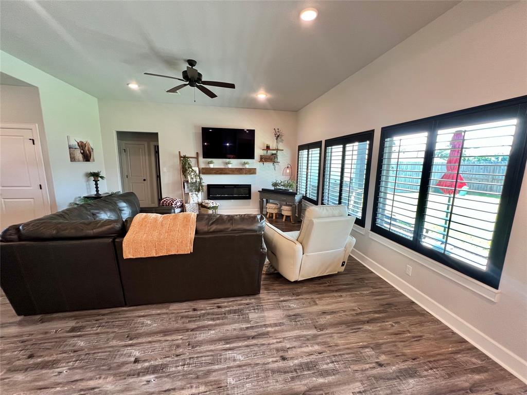 6 Greystone Court, Angleton, Texas image 5
