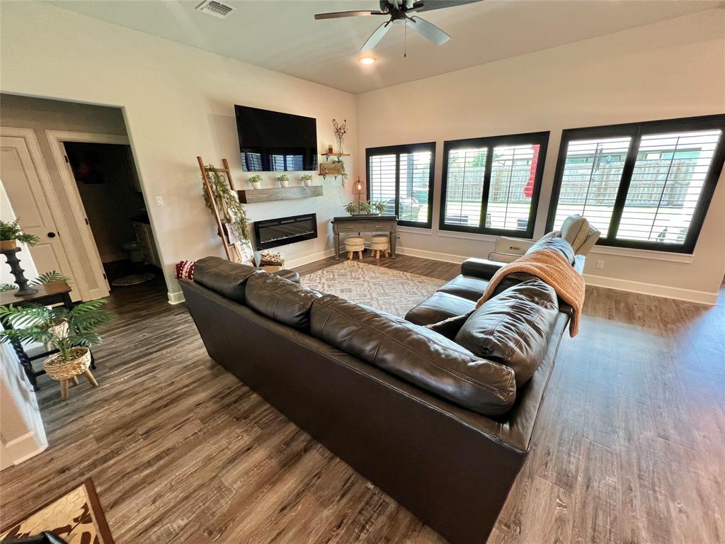 6 Greystone Court, Angleton, Texas image 6