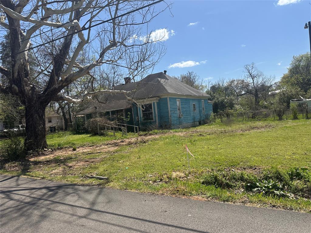205 W Houston Ave Ave, Crockett, Texas image 1