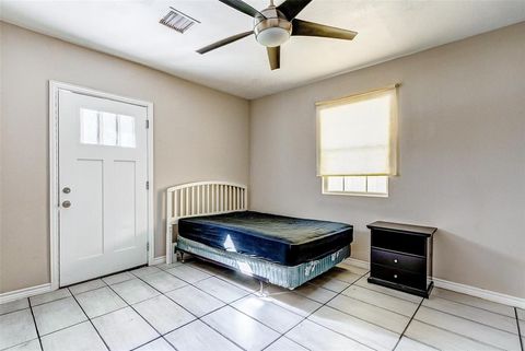 Single Family Residence in Houston TX 5647 Belarbor Street 14.jpg