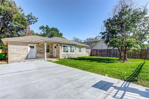 Single Family Residence in Houston TX 5647 Belarbor Street 1.jpg