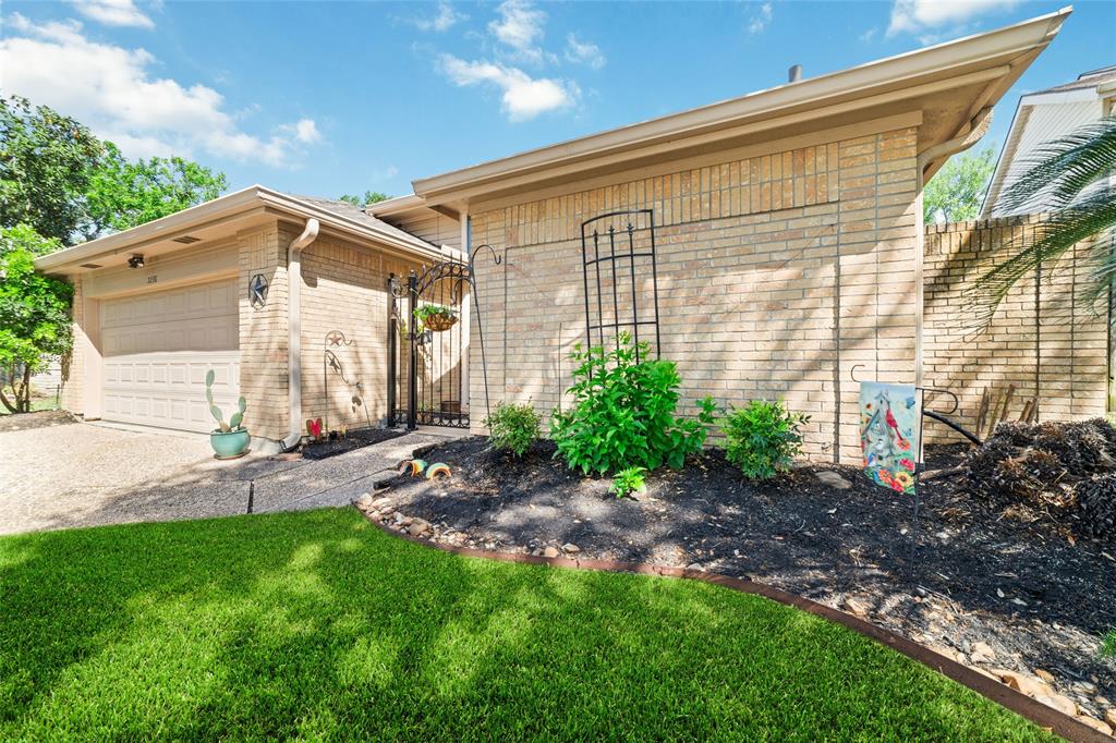7238 N Hearthstone Green Drive, Houston, Texas image 2