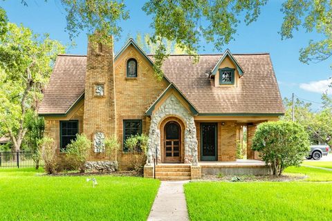 A home in Angleton