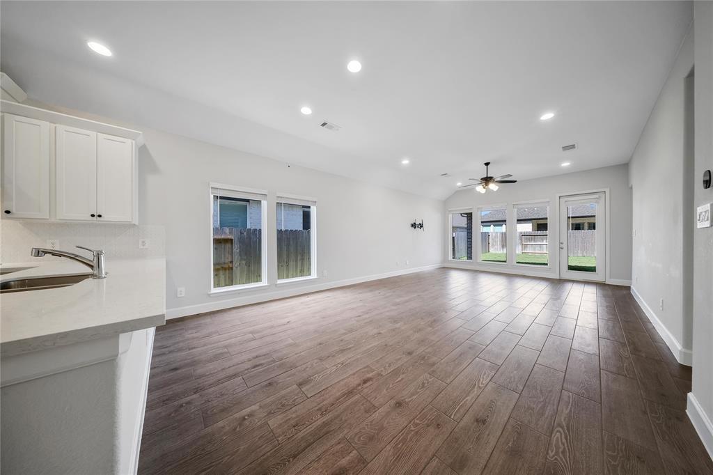 615 Sand Branch Drive, Conroe, Texas image 14