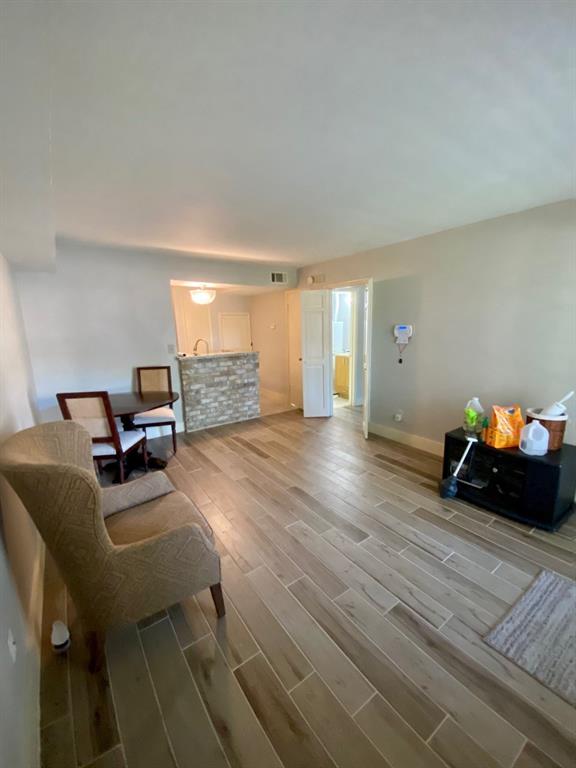 807 Wax Myrtle Lane, Houston, Texas image 4