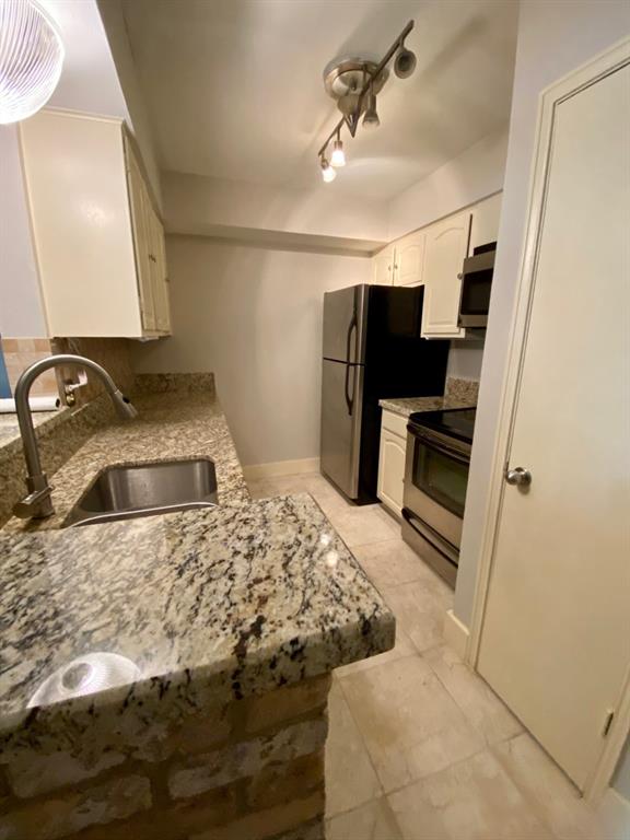 807 Wax Myrtle Lane, Houston, Texas image 6