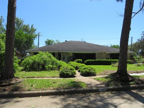 Single Family Residence in Houston TX 202 Coronation Drive.jpg