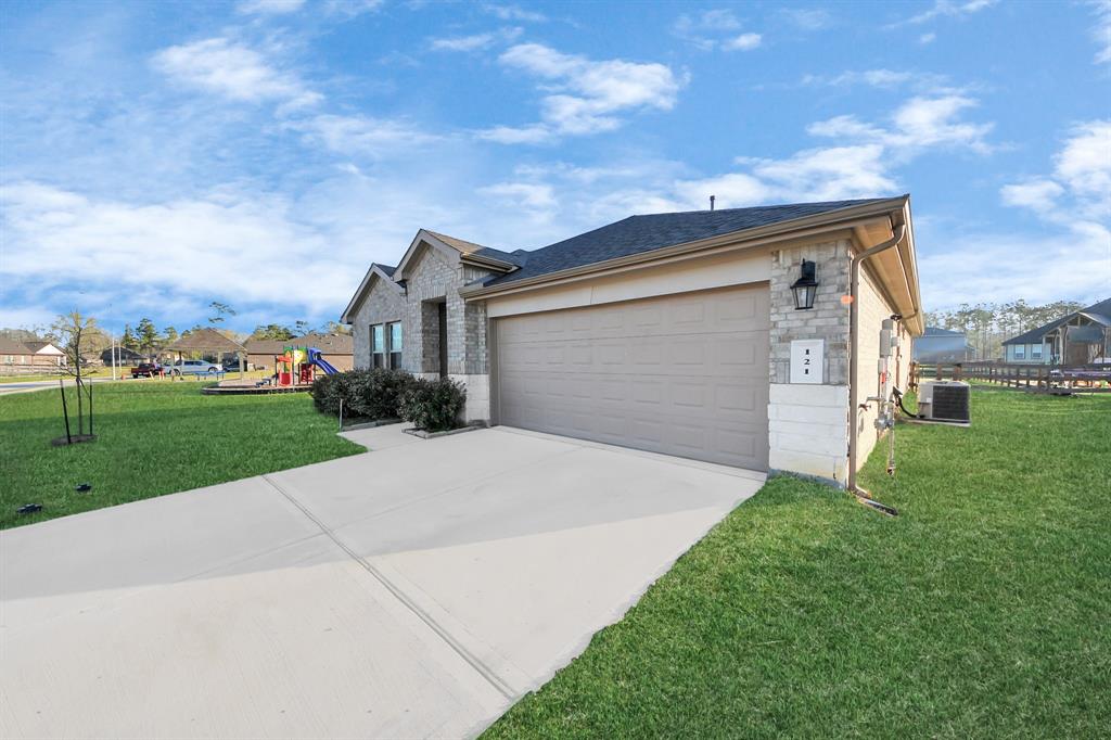 121 Big Sandy Lane, Anahuac, Texas image 3