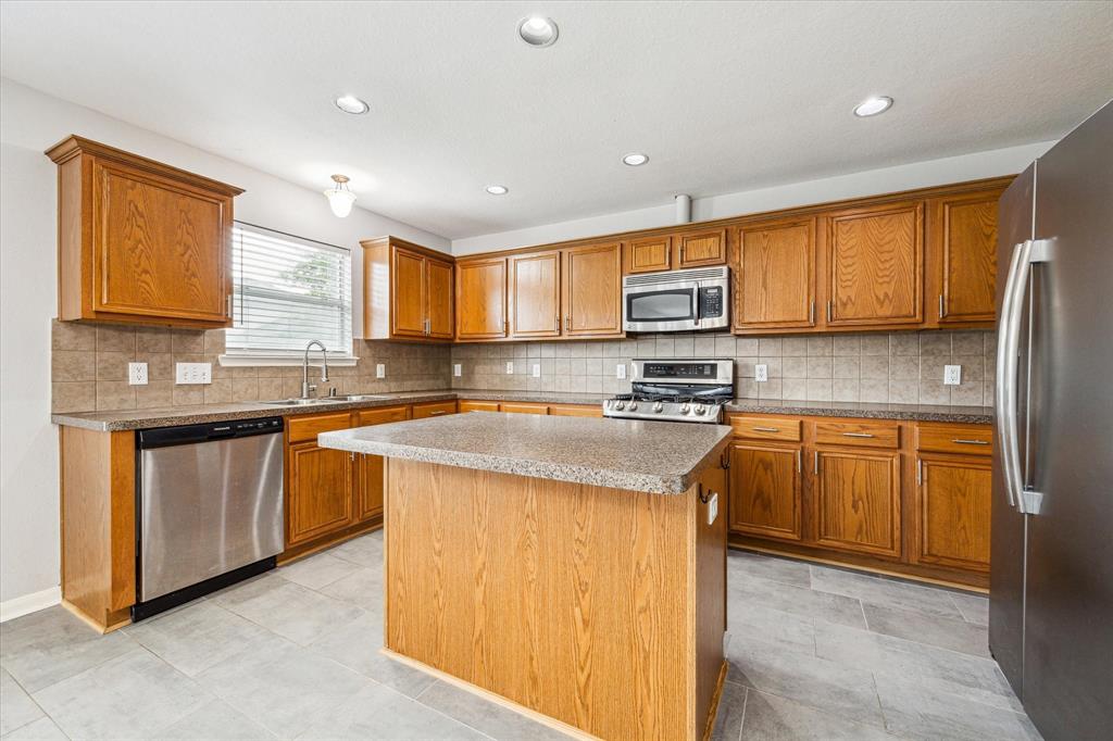 1056 Inverness Cove, Dickinson, Texas image 2