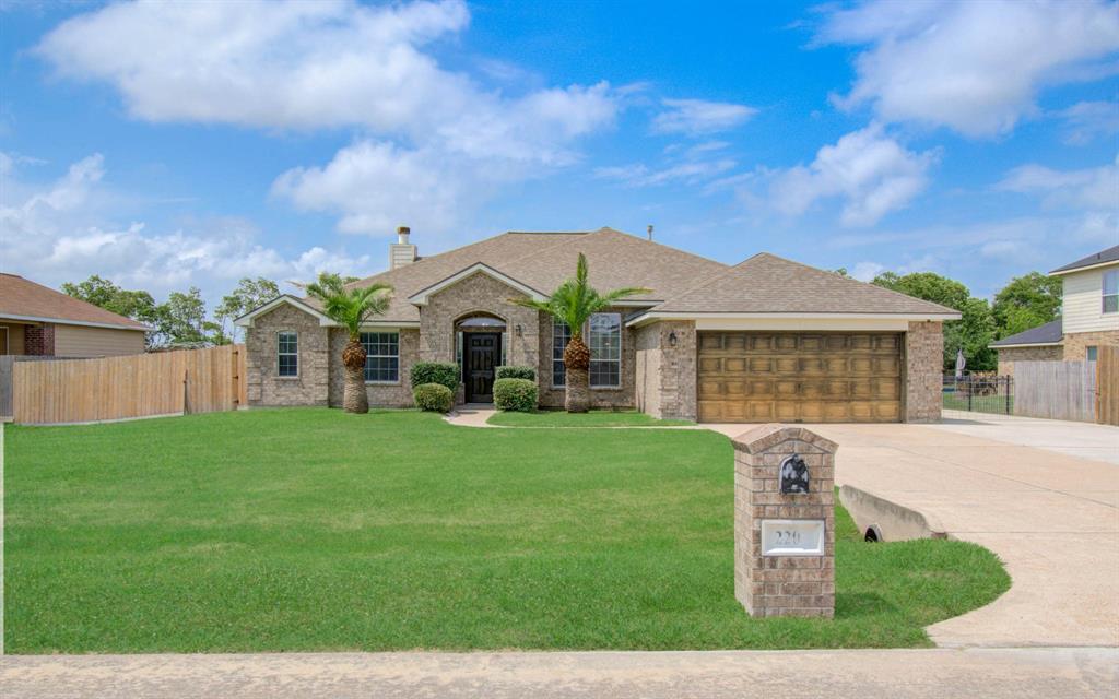 2207 Caroline Avenue, Baytown, Texas image 2