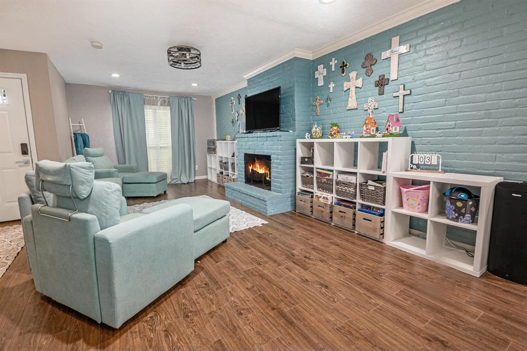 6907 N Oak Bend Drive, Alvin, Texas image 3